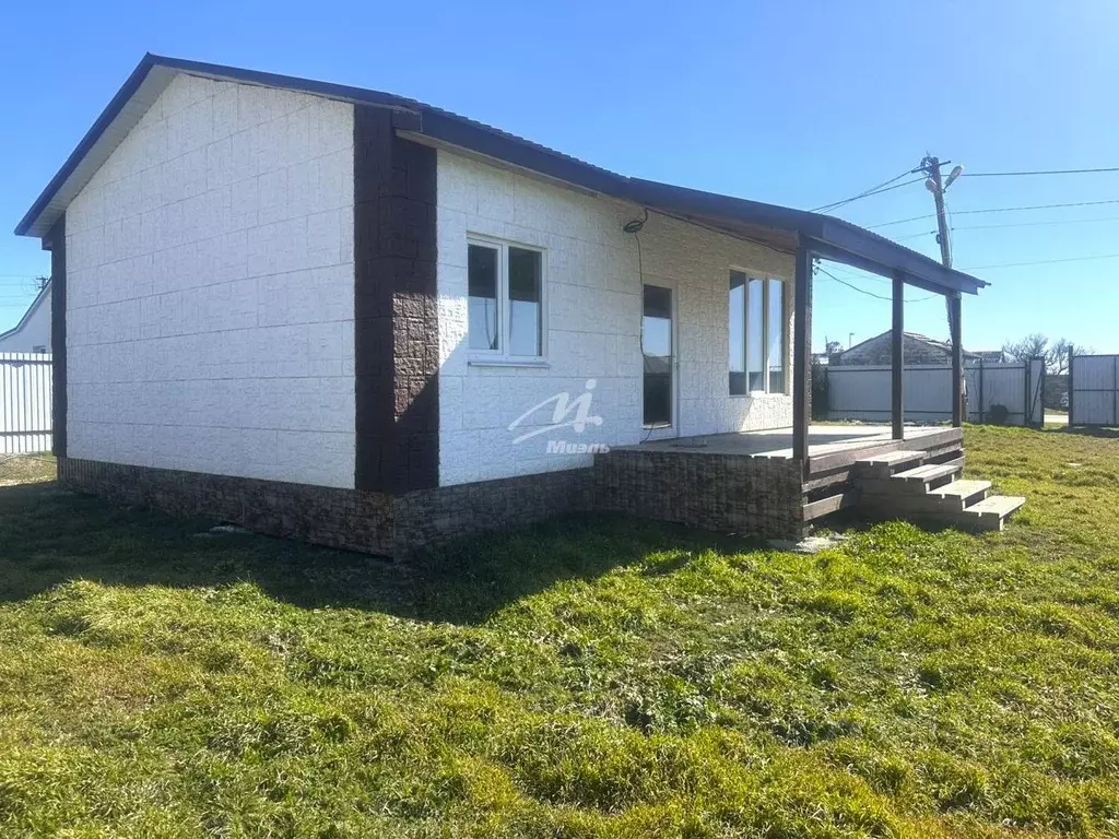 Дом в Крым, Сакский район, Уютненское с/пос ул. Центральная (75 м) - Фото 1