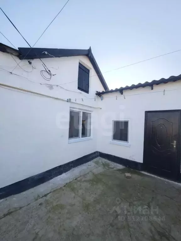 Дом в Крым, Сакский район, Ореховское с/пос, с. Червоное ул. ... - Фото 1