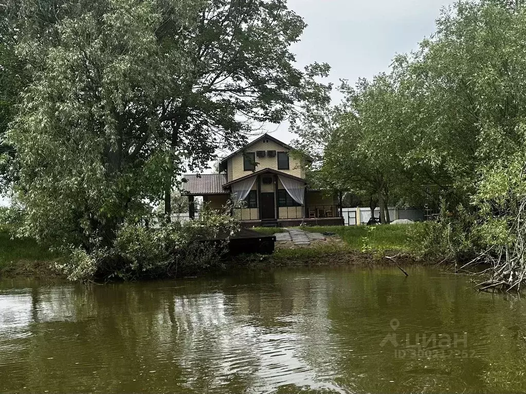 Дом в Астраханская область, Камызякский район, с. Караульное ул. ... - Фото 1