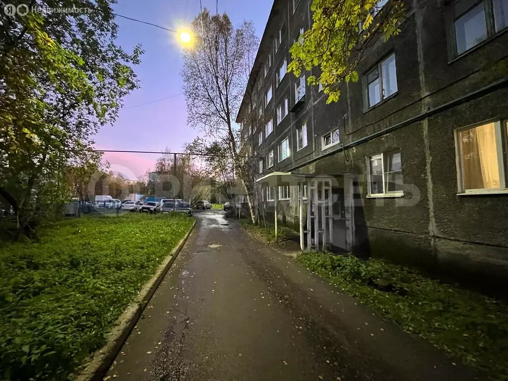 3-комнатная квартира: Мурманск, улица Алексея Хлобыстова, 17 (61 м) - Фото 0