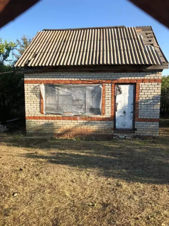Дом в Саратовская область, Красноармейский район, Луганское ... - Фото 0
