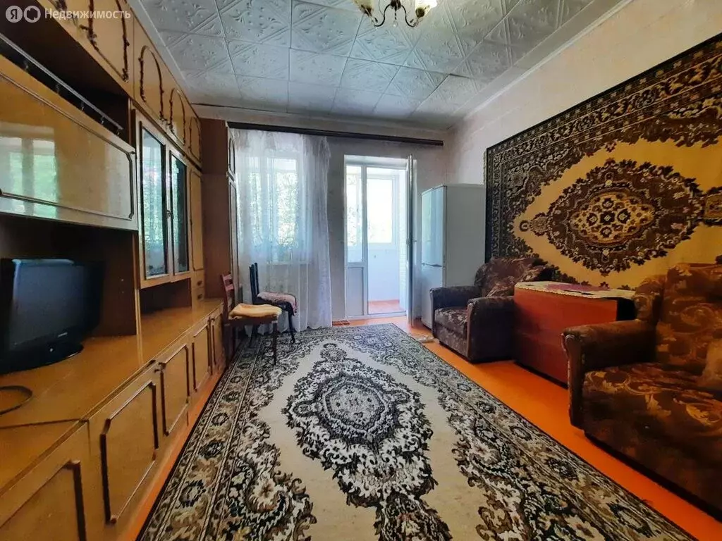 3-комнатная квартира: Каменск-Шахтинский, переулок Крупской, 95 (55 м) - Фото 0
