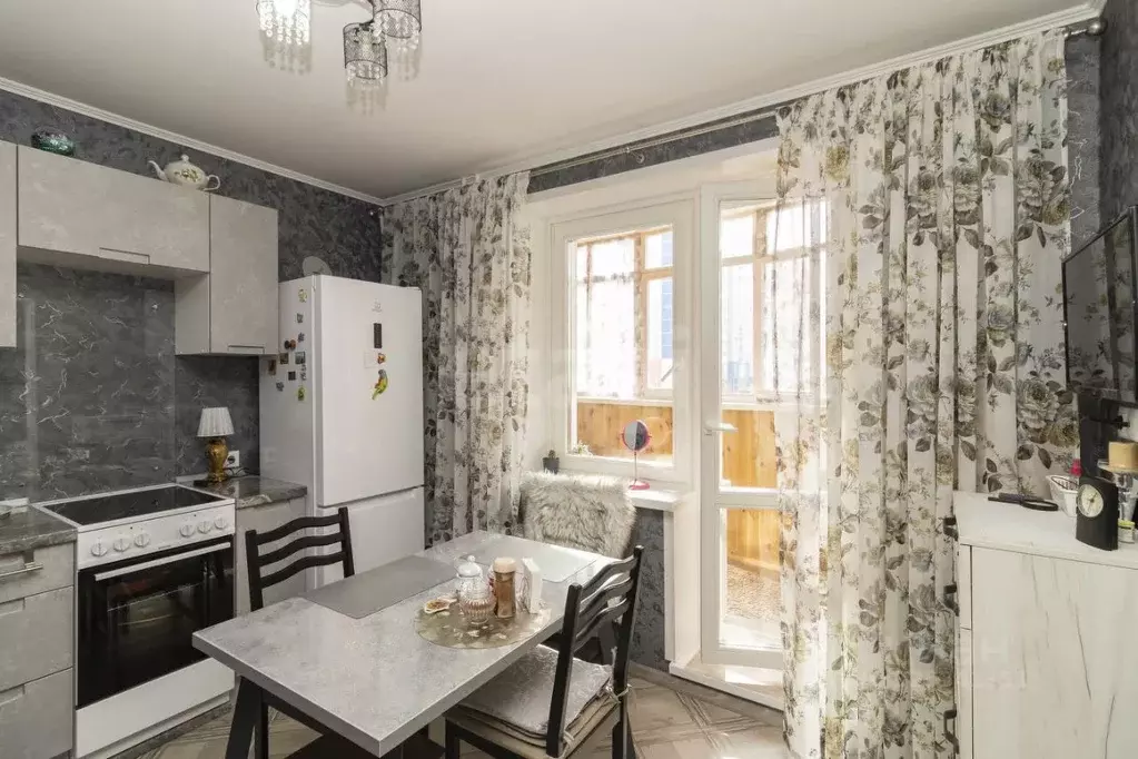 2-к кв. Тюменская область, Тюмень ул. Павла Шарова, 3 (40.9 м) - Фото 1