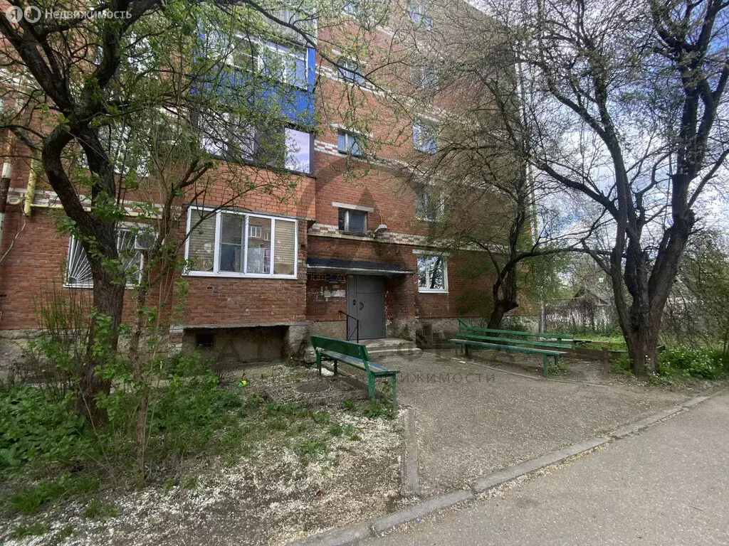 2-комнатная квартира: Апшеронск, улица Комарова, 103 (50 м) - Фото 1