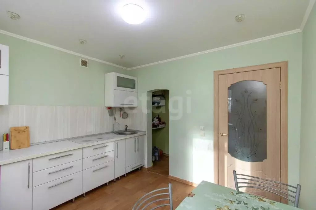 2-к кв. Тюменская область, Тюмень ул. Избышева, 8 (66.0 м) - Фото 1