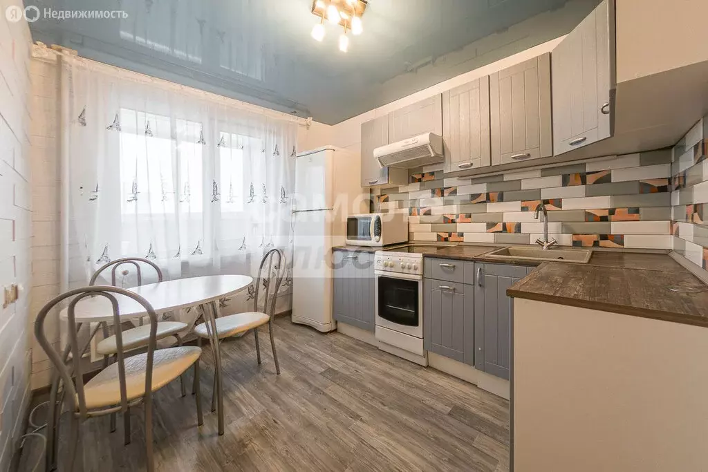 3-комнатная квартира: Екатеринбург, Ярославская улица, 17 (82.7 м) - Фото 0