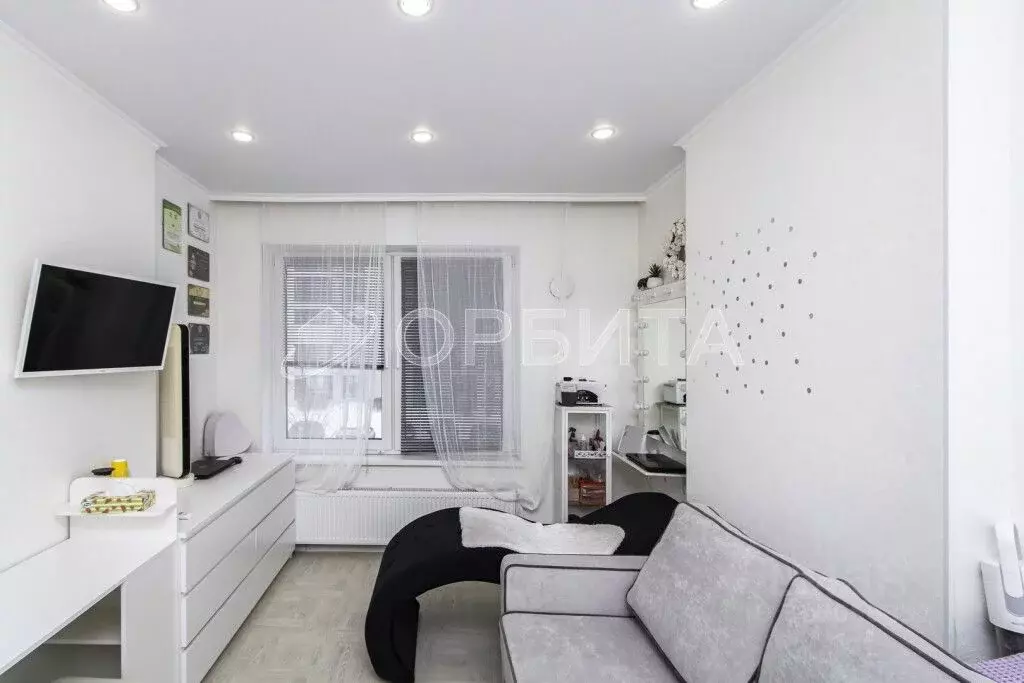 Студия Тюменская область, Тюмень ул. 50 лет Октября, 57В (20.1 м) - Фото 1