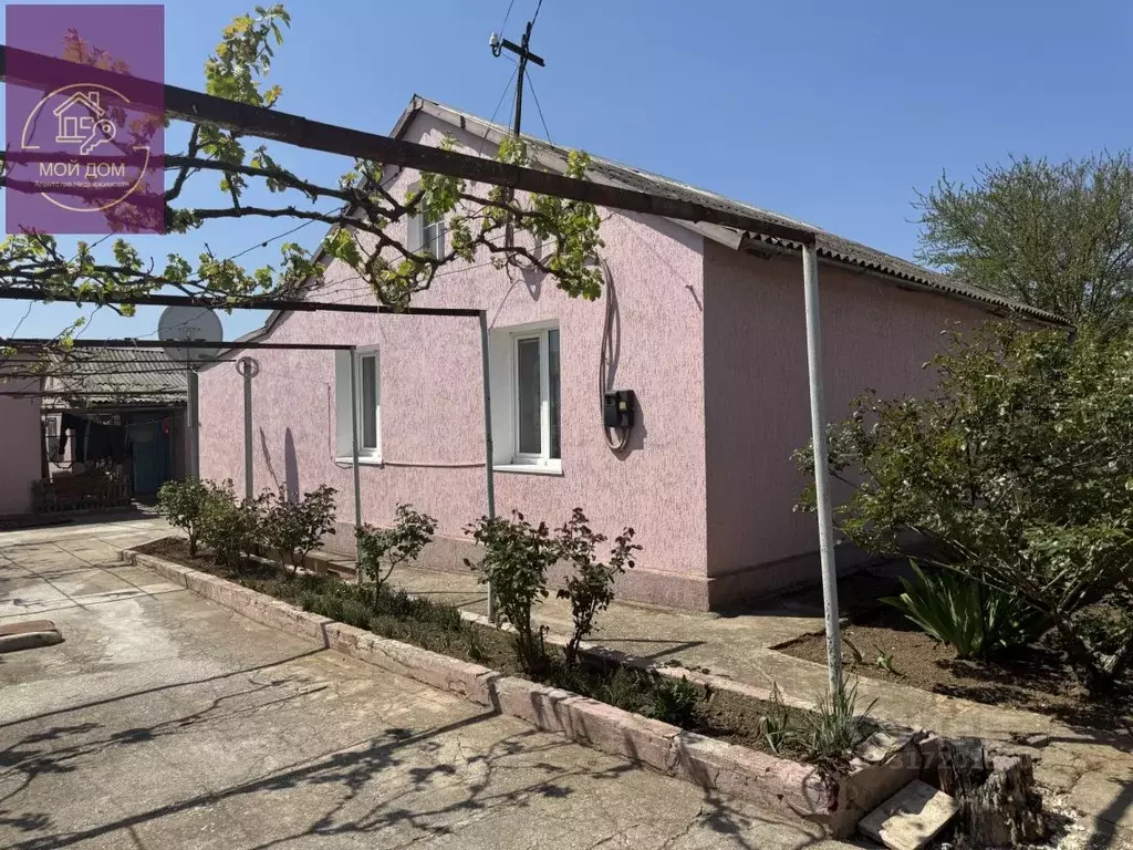Дом в Крым, Сакский район, с. Ромашкино  (100 м) - Фото 0