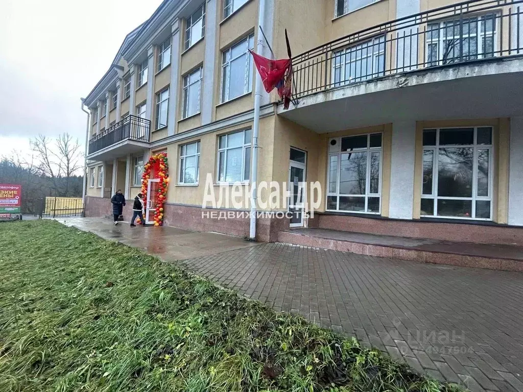 Торговая площадь в Санкт-Петербург, Санкт-Петербург, Петергоф ... - Фото 2