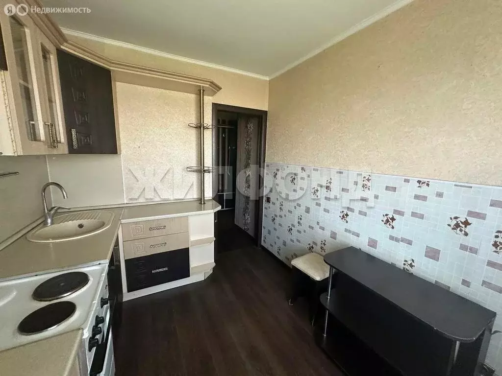 3-комнатная квартира: Барнаул, улица Гущина, 167 (64.9 м) - Фото 1