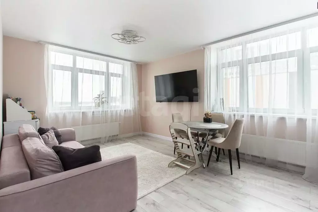 2-к кв. Тюменская область, Тюмень ул. Тимофея Чаркова, 83 (56.4 м) - Фото 1