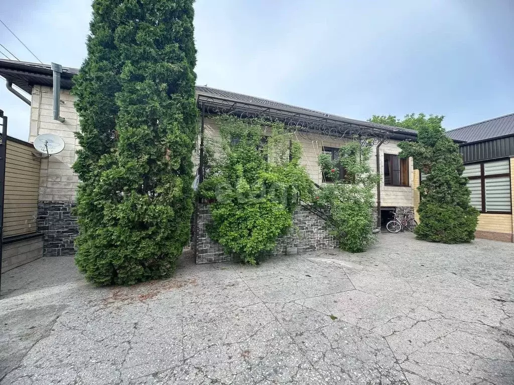 Дом в Ингушетия, Назрань ул. Чабиева, 10 (300 м) - Фото 1
