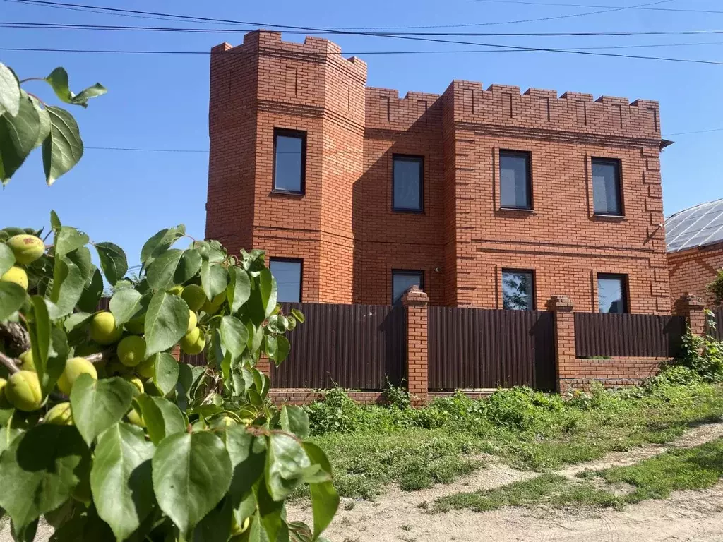 Дом в Саратовская область, Энгельс ул. Мичурина, 55 (200 м) - Фото 1