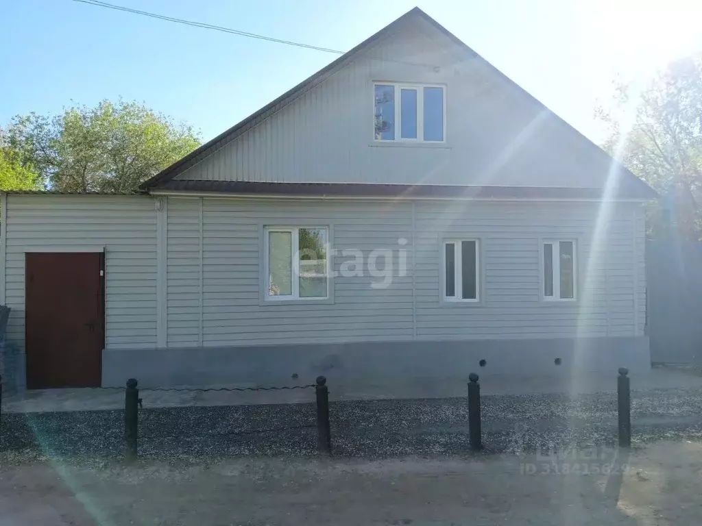 Дом в Астраханская область, Астрахань Аэродромный пер., 15 (100 м) - Фото 0