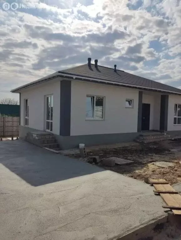 Дом в Волгоград, улица Джамбула Джабаева (100 м) - Фото 1
