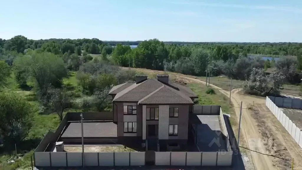 Дом в Волгоградская область, Среднеахтубинский район, Ахтубинское ... - Фото 1
