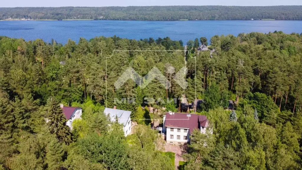 Дом в Ленинградская область, Выборгский район, Рощинское городское ... - Фото 1