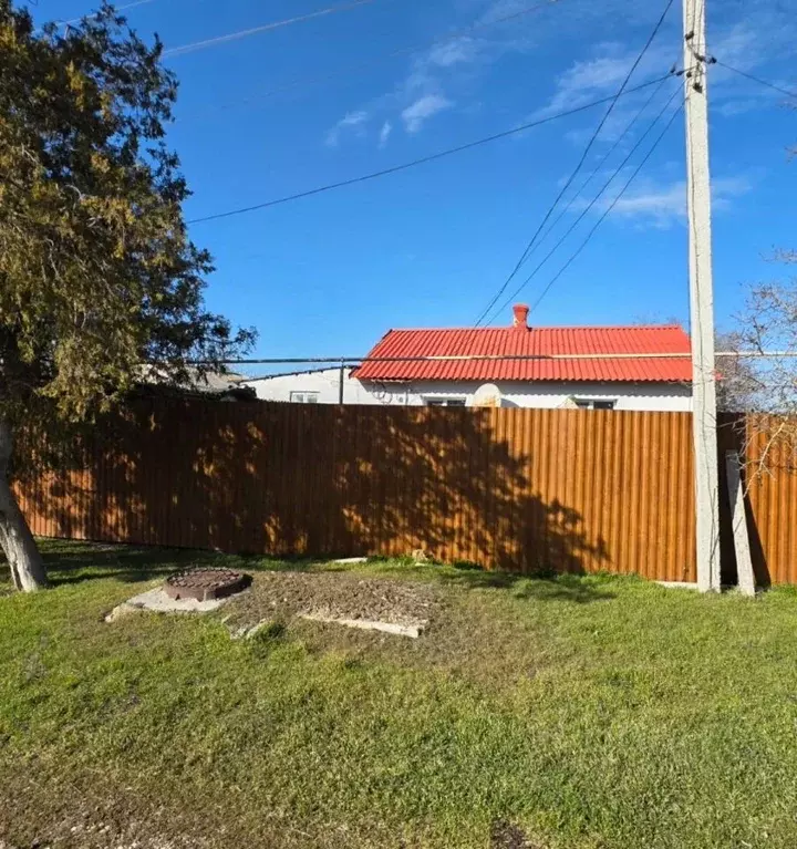 Дом в Крым, Черноморский район, Медведевское с/пос, с. Медведево ул. ... - Фото 1