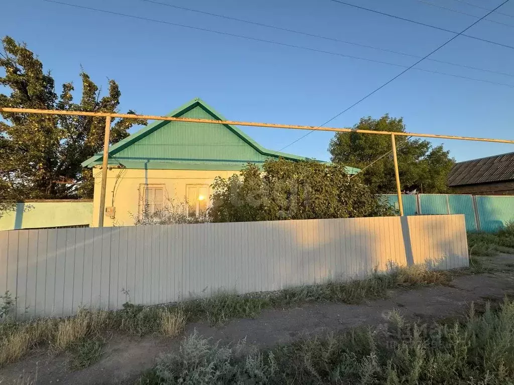 Дом в Калмыкия, Целинный район, с. Троицкое ул. Слизского, 51 (69 м) - Фото 0