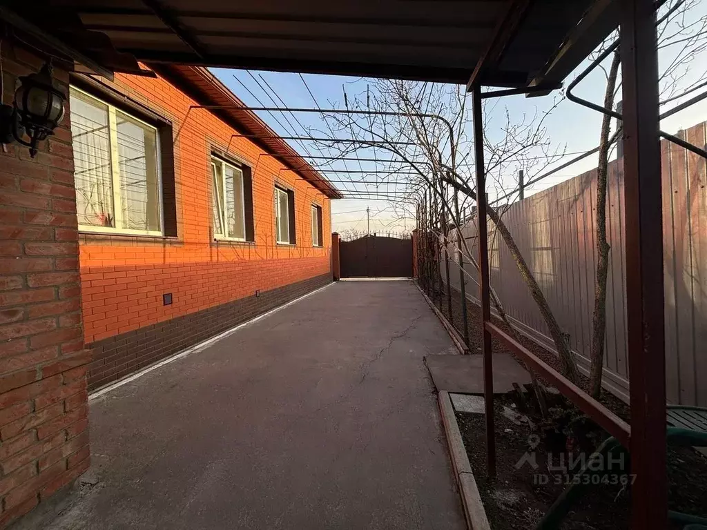 Дом в Ростовская область, Батайск Коммунистическая ул. (100 м) - Фото 0