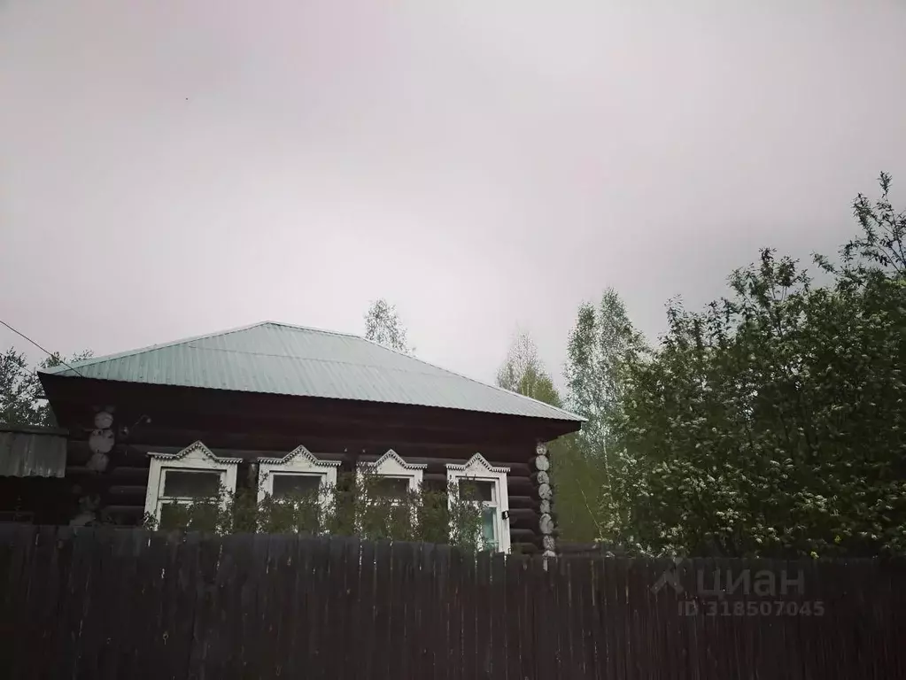Дом в Свердловская область, Ревда ул. Медеплавильщиков (30 м) - Фото 1