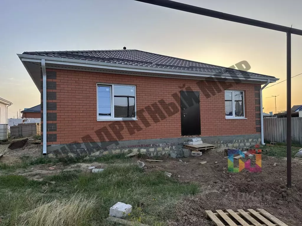 Дом в Калмыкия, Целинный район, с. Троицкое ул. Ахматовой, 11 (115 м) - Фото 1