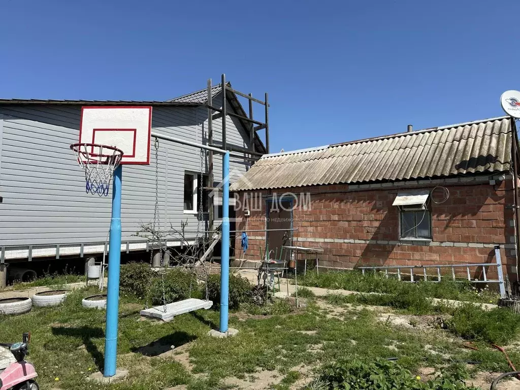 Дом в Астраханская область, Ахтубинск Паромная ул., 4 (90 м) - Фото 1