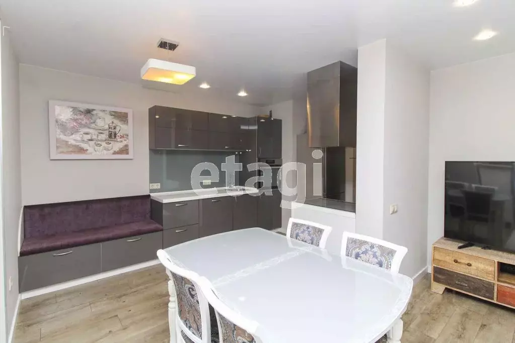 3-к кв. Тюменская область, Тюмень ул. 50 лет Октября, 57Ак1 (79.1 м) - Фото 1