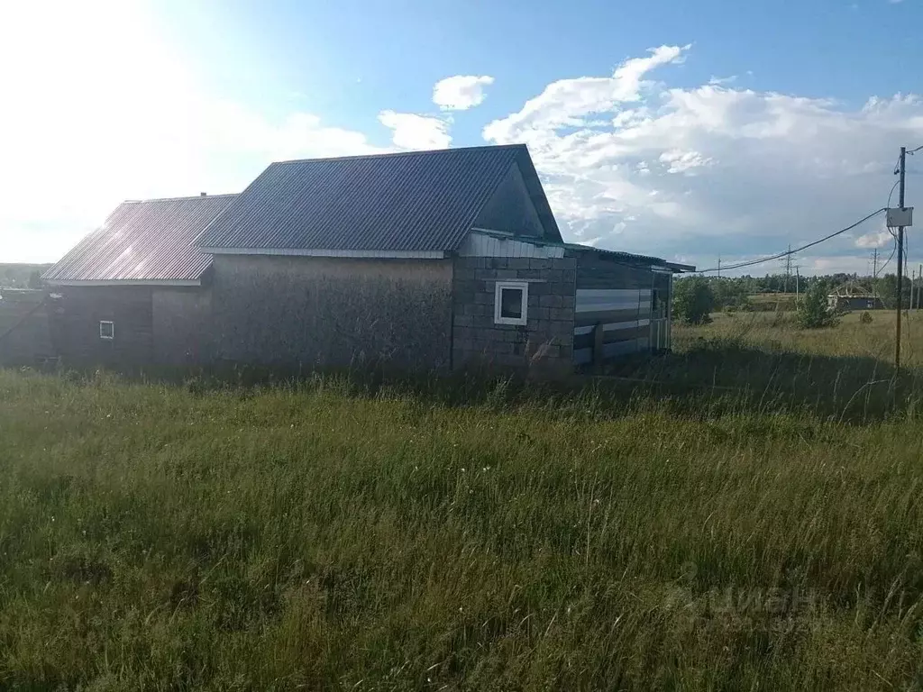 Дом в Башкортостан, Нуримановский район, Красногорский сельсовет, с. ... - Фото 1