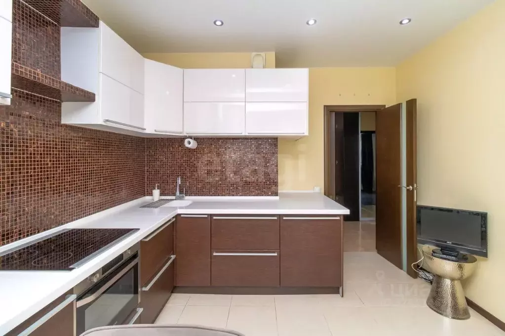 2-к кв. Тюменская область, Тюмень ул. Муравленко, 13 (55.8 м) - Фото 1