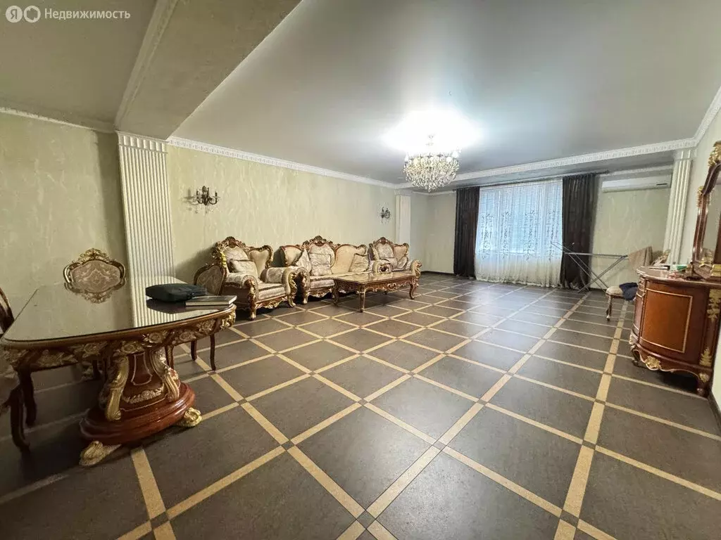 4-комнатная квартира: Махачкала, улица Генерала Омарова, 37 (220 м) - Фото 1