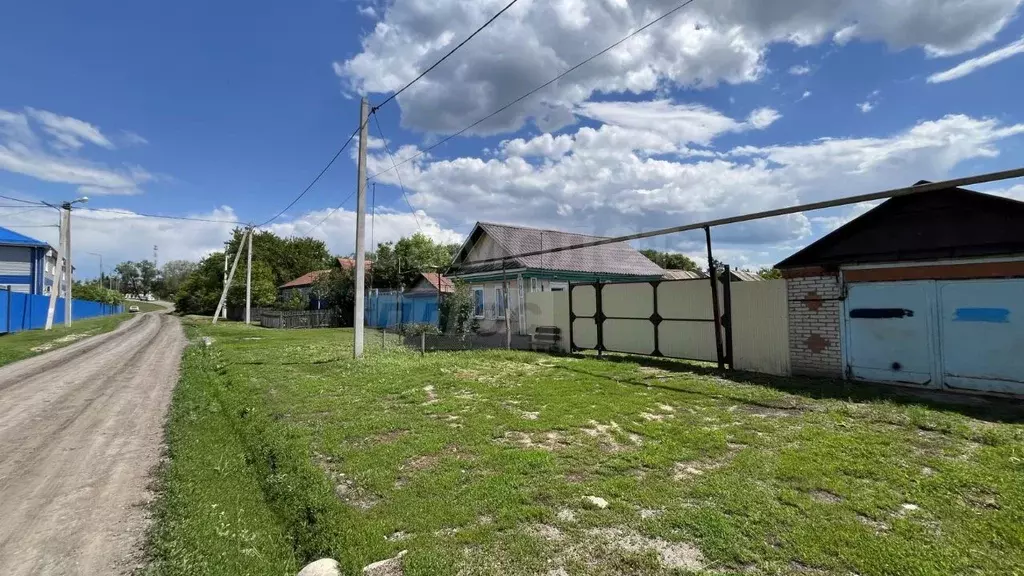 Дом в Оренбургская область, Саракташский район, с. Петровское Трудовая ... - Фото 1