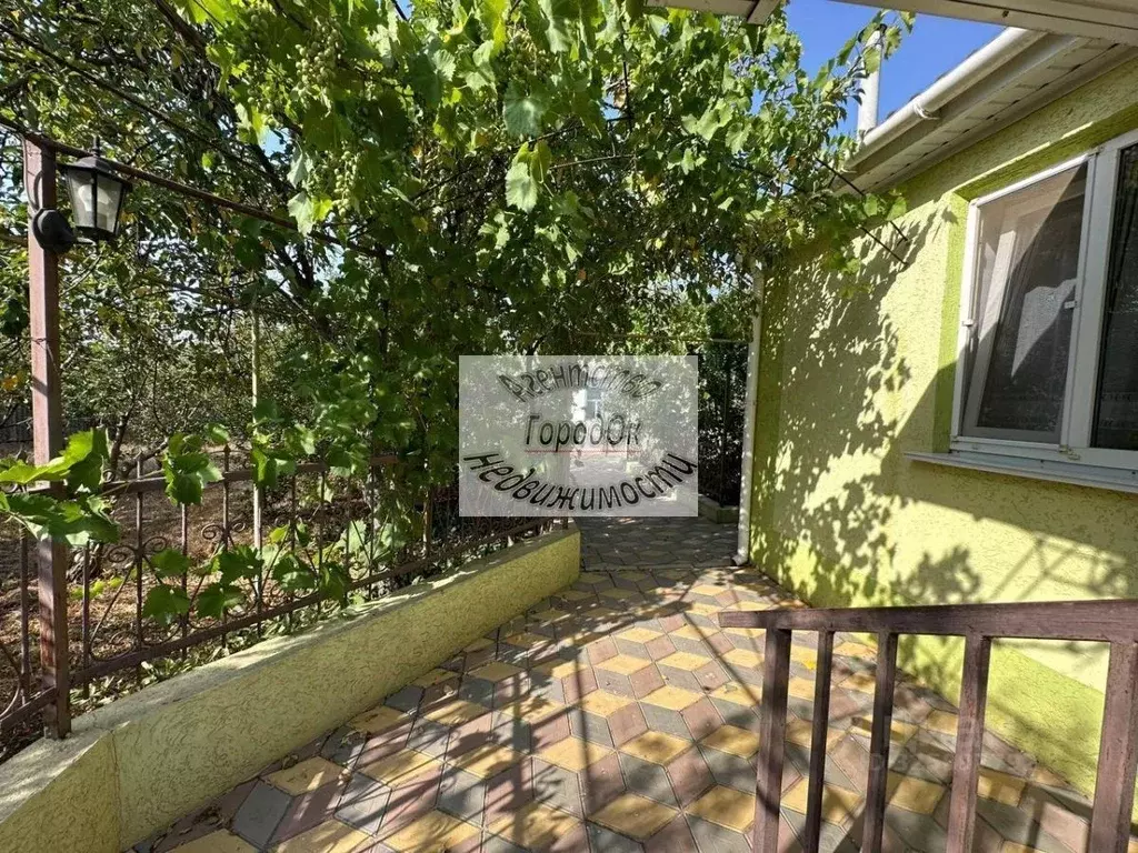 Дом в Крым, Сакский район, Митяевское с/пос, с. Шелковичное ул. ... - Фото 1