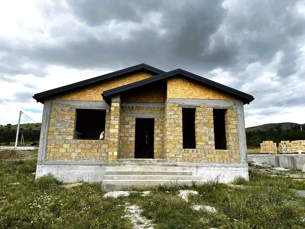 Дом в Крым, Симферопольский район, с. Мирное  (100 м) - Фото 1