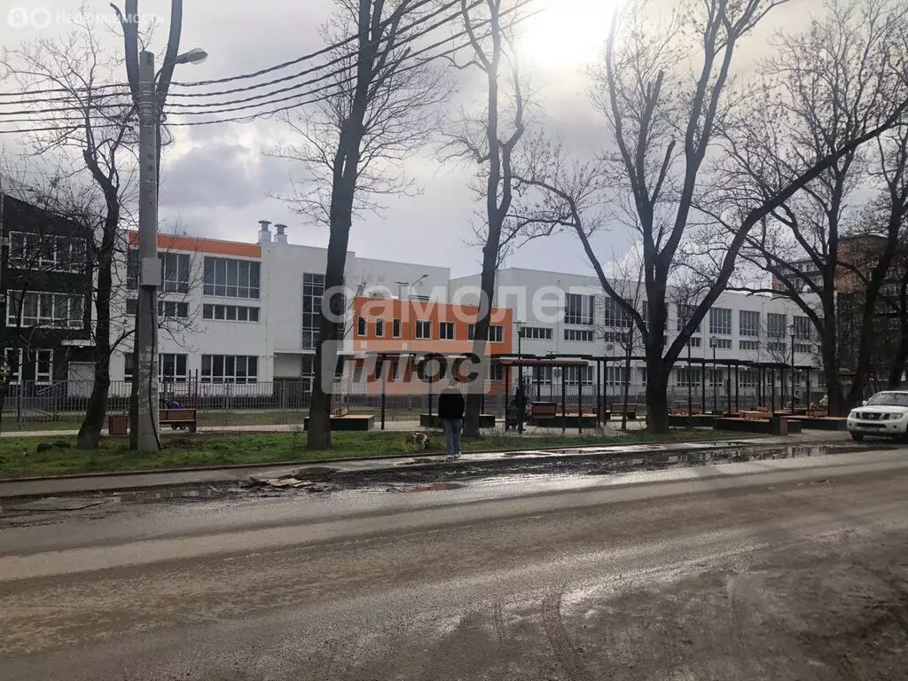 2-комнатная квартира: посёлок Российский, улица имени В.М. Комарова, ... - Фото 1