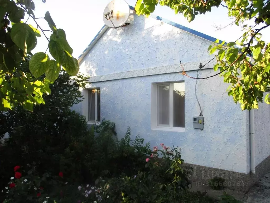Дом в Крым, Сакский район, с. Штормовое ул. Юбилейная, 19 (70 м) - Фото 1