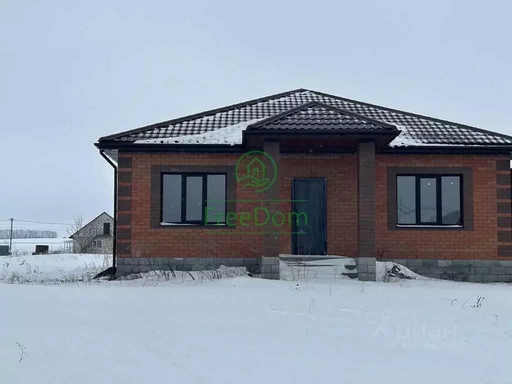 Дом в Белгородская область, Корочанский район, Погореловское с/пос, с. ... - Фото 1