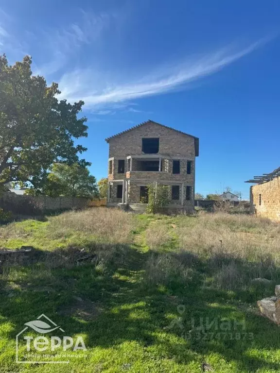 Дом в Крым, Сакский район, с. Молочное ул. Пионерская (300 м) - Фото 1