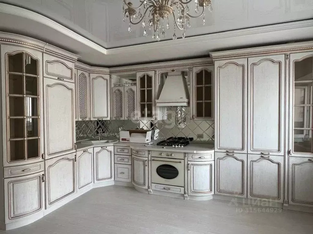 3-к кв. Астраханская область, Астрахань ул. Менжинского, 3 (106.8 м) - Фото 0
