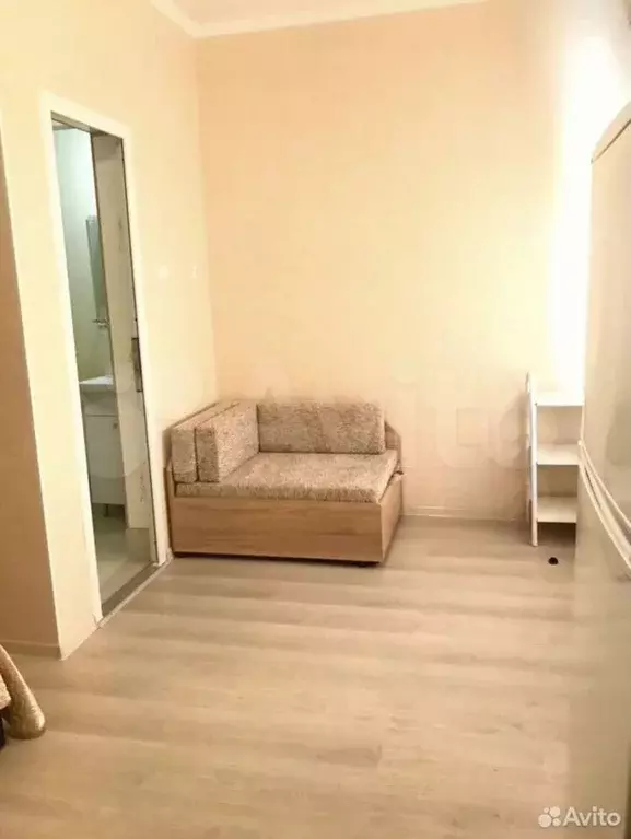 Комната 18 м в 6-к., 2/2 эт. - Фото 1