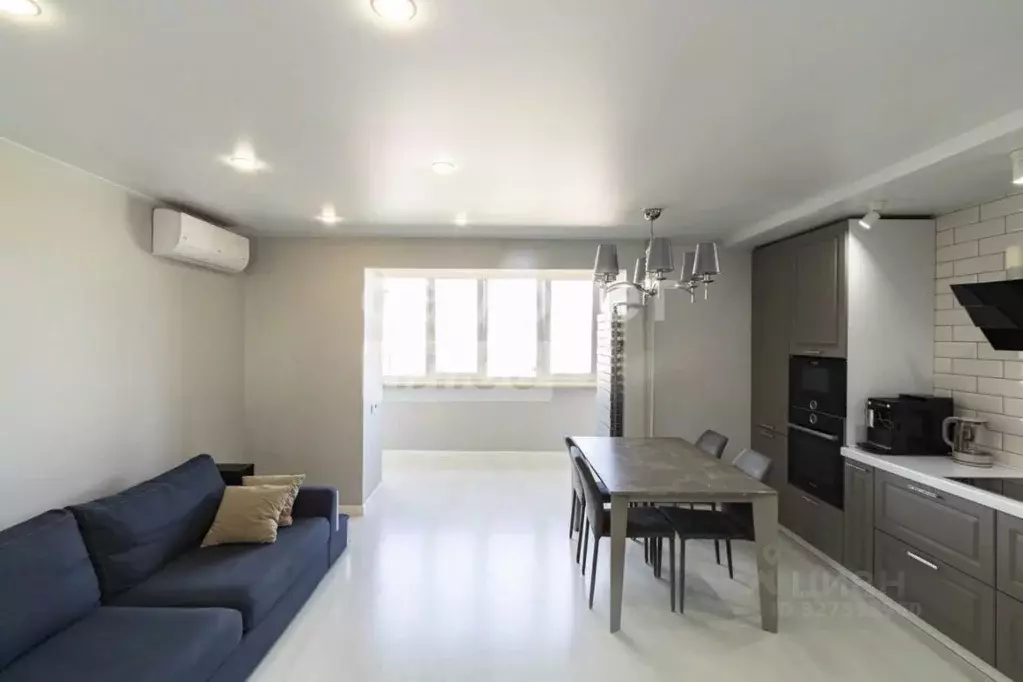 2-к кв. Тюменская область, Тюмень Кремлевская ул., 102А (65.2 м) - Фото 1