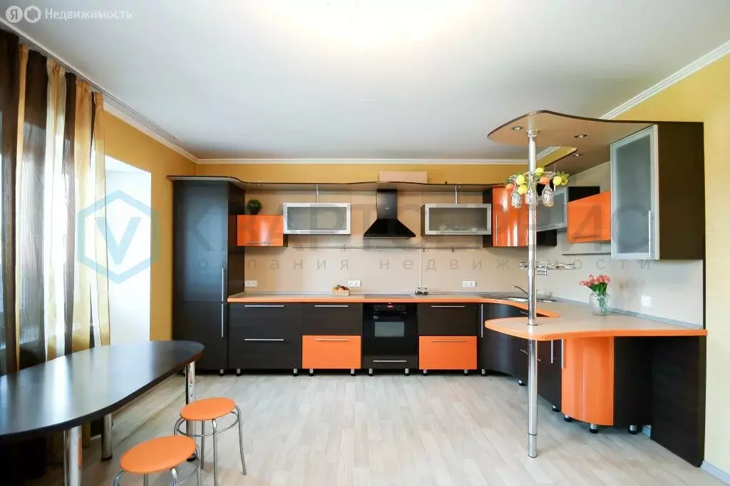 3-комнатная квартира: Омск, улица Дмитриева, 20 (85.3 м) - Фото 0