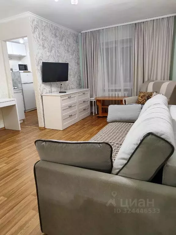 3-к кв. Тюменская область, Тюмень ул. 50 лет Октября, 39 (42.0 м) - Фото 1