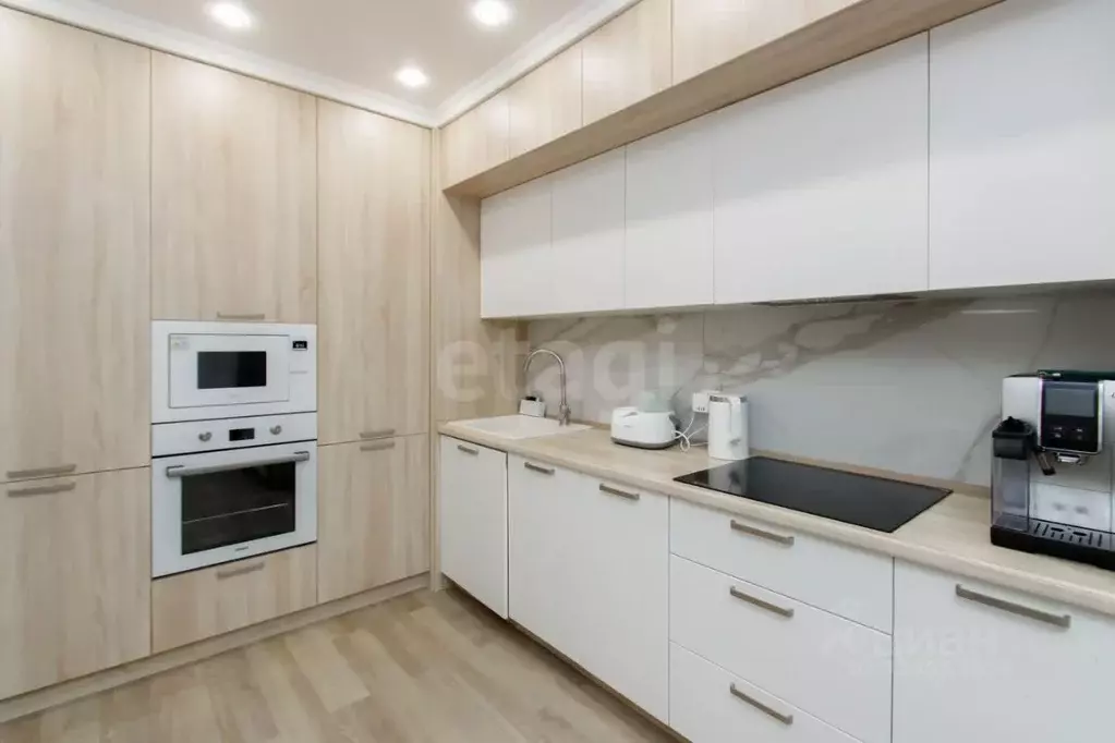 2-к кв. Тюменская область, Тюмень ул. Валентины Трофимовой, 4 (67.0 м) - Фото 1