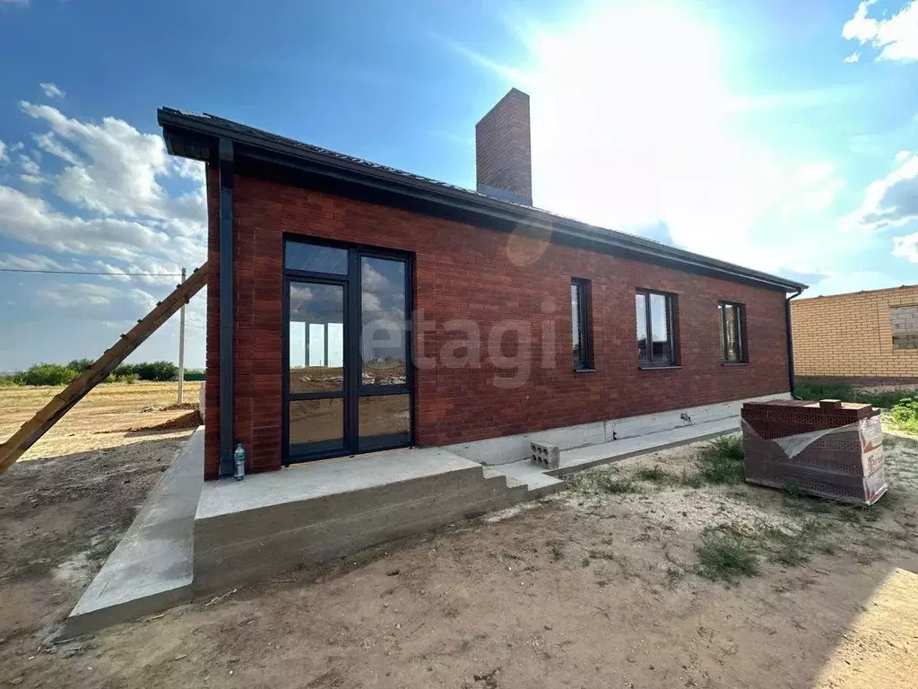 Дом в Калмыкия, Элиста ул. Имени Ивана Конкаева, 99 (100 м) - Фото 1