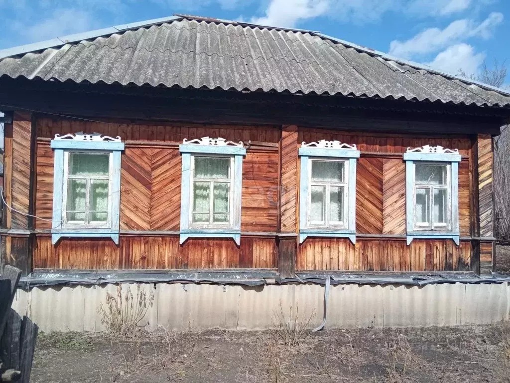 Дом в Ульяновская область, Вешкаймское городское поселение, с. Красный ... - Фото 1