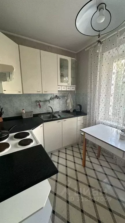 4-к кв. Волгоградская область, Волгоград ул. Кирова, 98 (81.5 м) - Фото 0