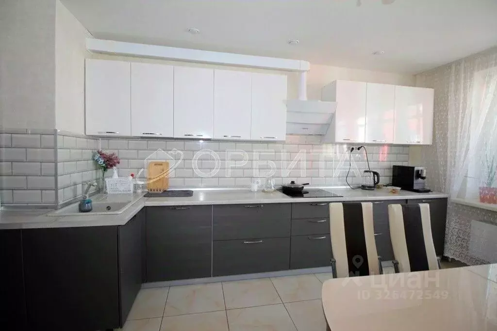 3-к кв. Тюменская область, Тюмень ул. Федюнинского, 62к2 (92.5 м) - Фото 1