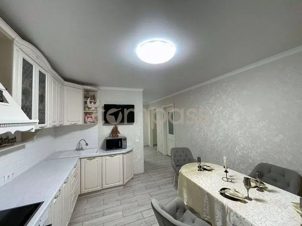 3-к кв. Тюменская область, Тюмень ул. Федюнинского, 60к2 (92.0 м) - Фото 1