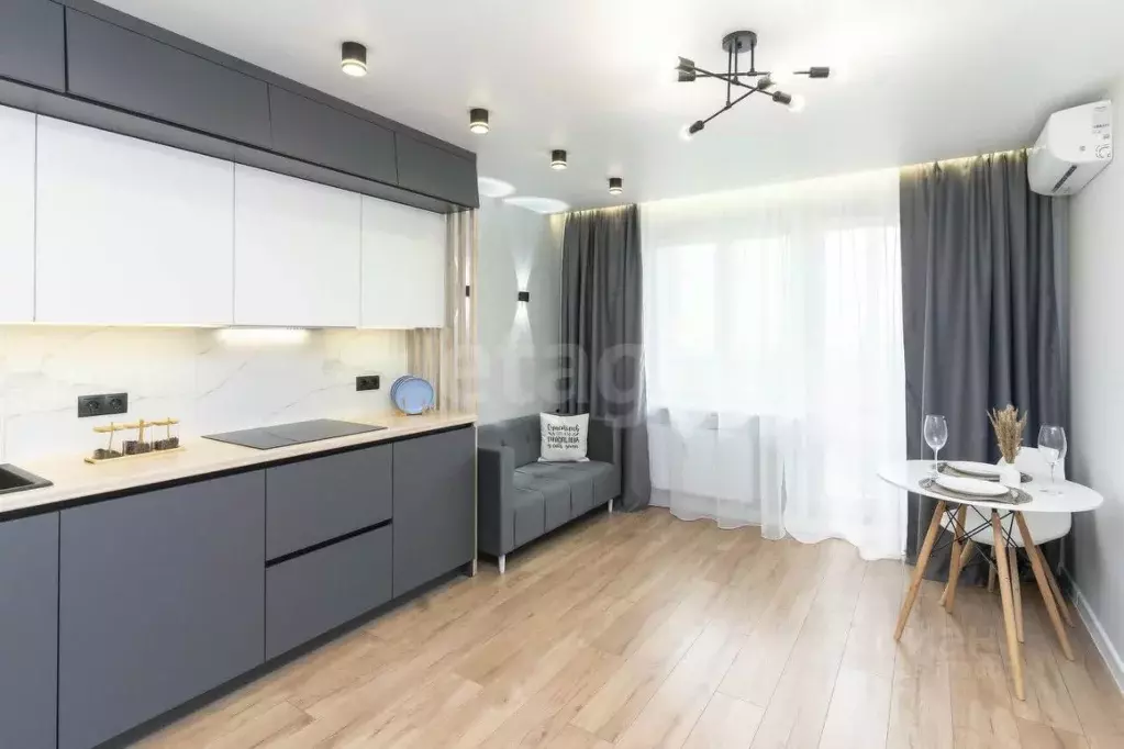 2-к кв. Тюменская область, Тюмень ул. Павла Шарова, 21 (67.5 м) - Фото 1